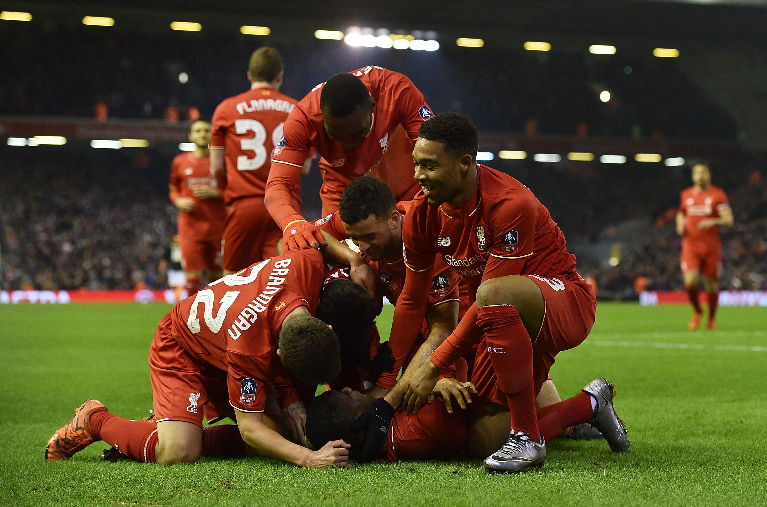 开场就较劲？追梦格林左路突破造独行侠犯规 弗拉格左路突破勇士成功（开场火药味拉满：格林左翼强突造独行侠犯规，弗拉格左翼突破打穿勇士防线）