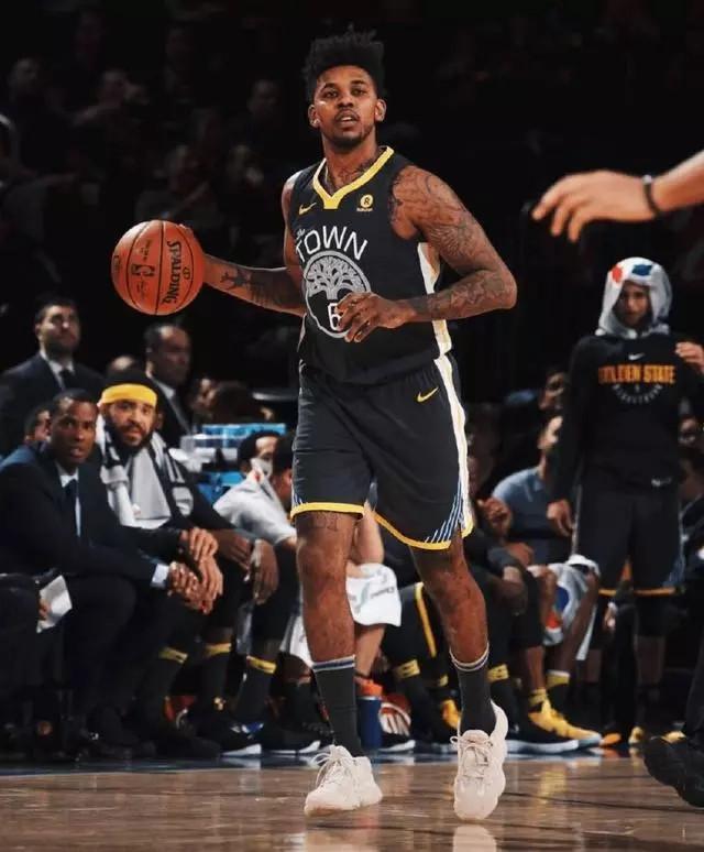 伊利牛奶开启促销活动：买三箱牛奶即送CBA新赛季球票一张（伊利牛奶推出优惠：购三箱即赠CBA新赛季球票）