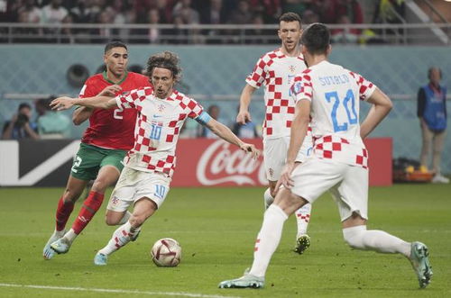 詹姆斯篮板抢断关键时刻锁定胜局（詹姆斯关键篮板与抢断终结悬念）