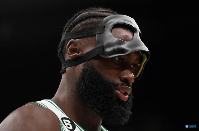 记者：奥斯卡身边人认为他没法继续踢球了，他在体能测试时突感不适（记者：奥斯卡身边人士称他或已无法再踢球，体能测试中突感不适）