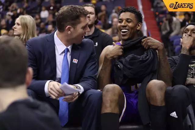 对飚上了！布莱克半场12中6拿到队内最高15分 其中三分5中3（火力全开！布莱克半场12投6中砍下队内最高15分，三分球5投3中）