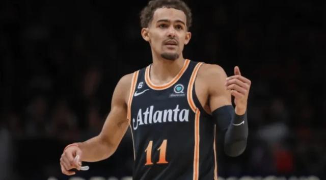 腿软！男子在1800米高空踢球：球场无护栏 致敬C罗 最后跳伞降落（惊心动魄！男子在海拔1800米无护栏球场踢球致敬C罗，最终跳伞落地）