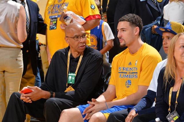 炉火纯青！亚历山大急停中投命中 率队迫近比分打停马刺（手感火热！亚历山大急停中投命中，带队追分逼出马刺暂停）