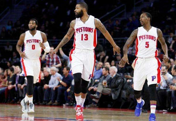 来自前辈的指导！暂停期间利拉德为阿夫迪亚讲解战术（暂停时的点拨：利拉德为阿夫迪亚传授战术心得）