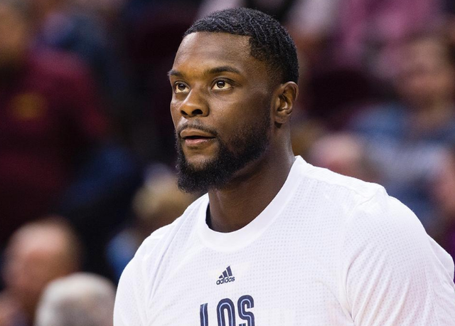 郭昊文赛场神表现，三分球绝杀四川队（郭昊文惊艳发挥，压哨三分绝杀四川队）